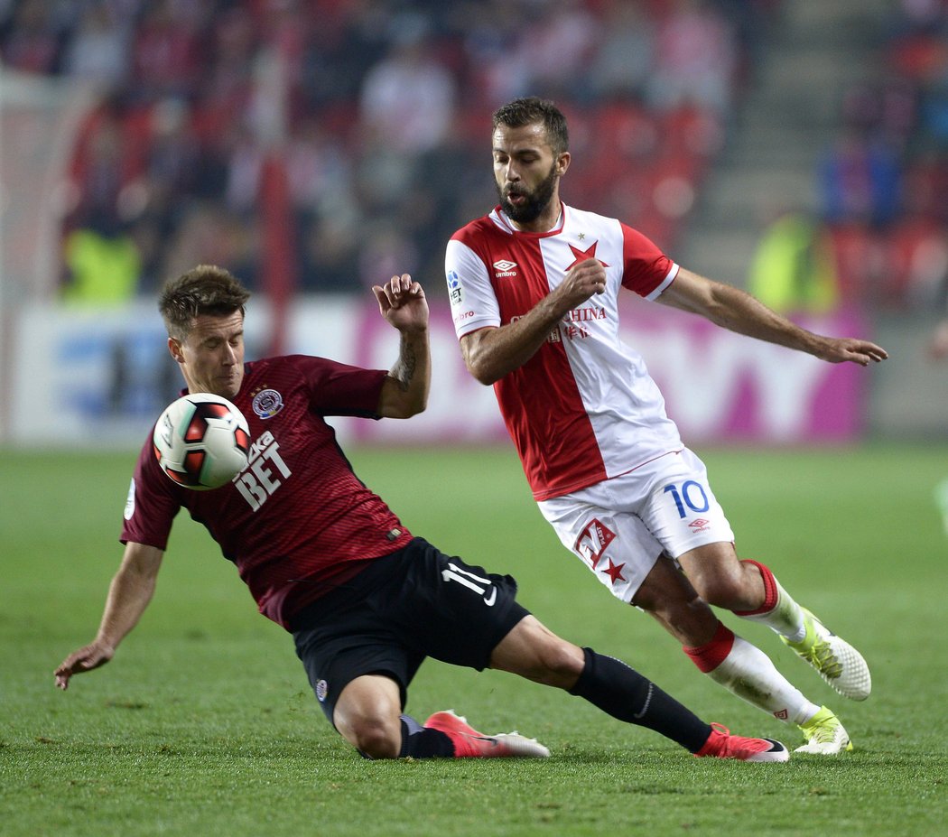 Klíčový souboj. Josef Hušbuaer pláchl Lukáši Marečkovi a následně zvýšil na 2:0