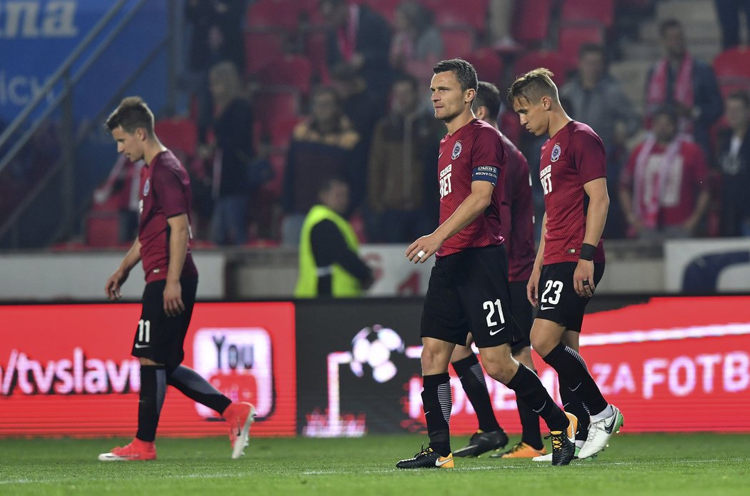 Zklamaní sparťané Lukáš Mareček, David Lafata a Josef Šural po prohraném derby se Slavií