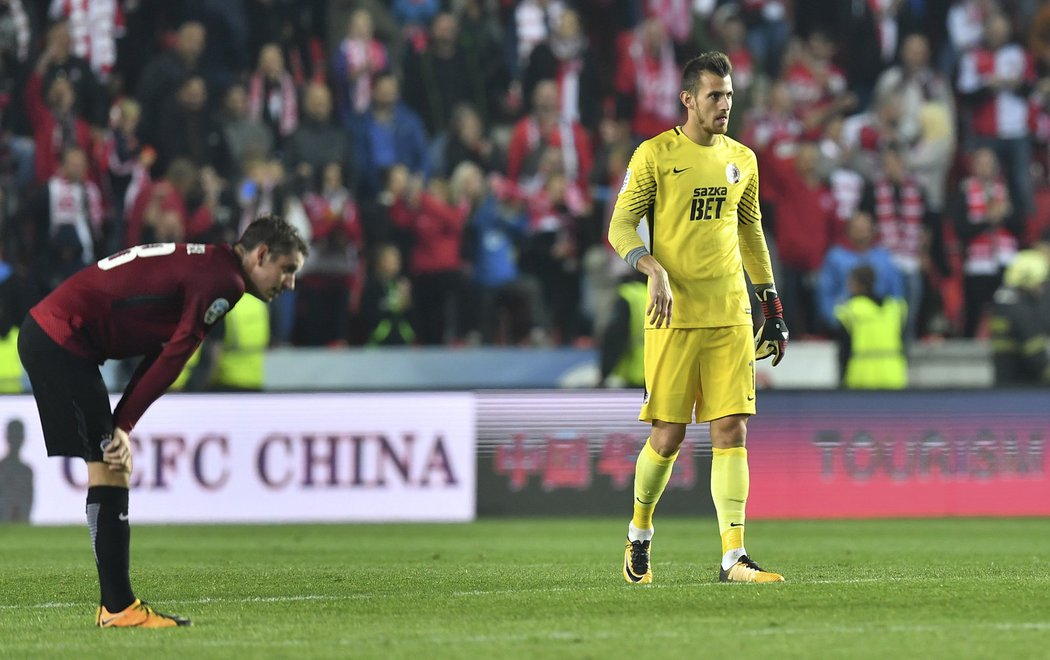 Zklamaní sparťané Martin Dúbravka a Ondřej Zahustel po prohraném derby se Slavií