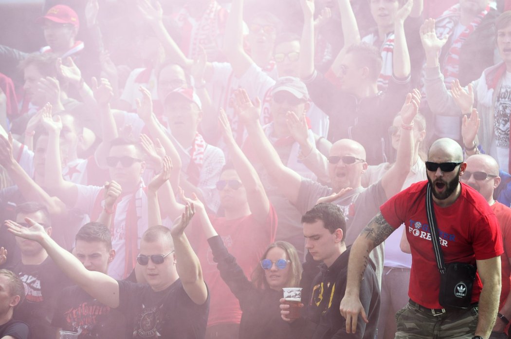 Fanoušci Slavie během utkání se Zbrojovkou Brno