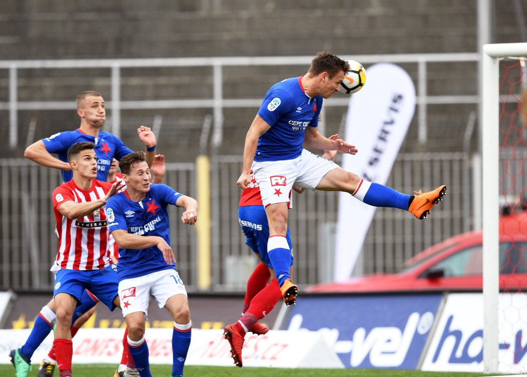 Útočník Slavie Stanislav Tecl ve chvíli, kdy vstřelil Zbrojovce gól