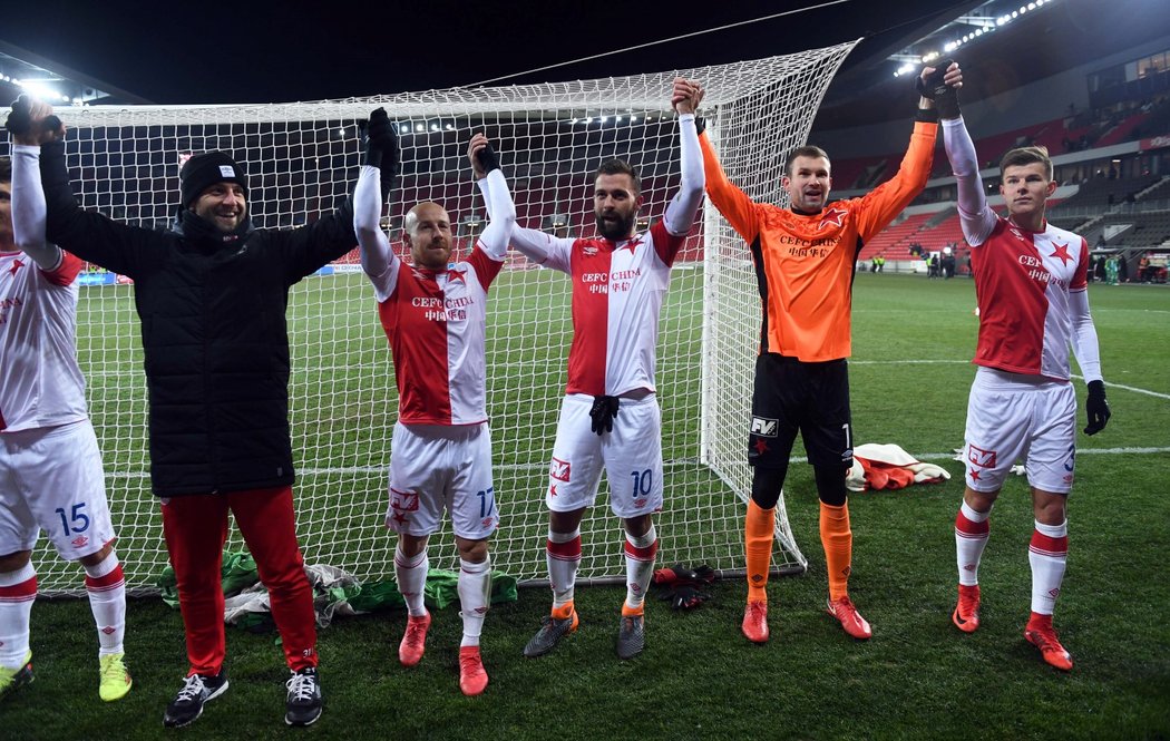 Děkovačka fotbalistů Slavie Praha i s končícím Dušanem Šventem