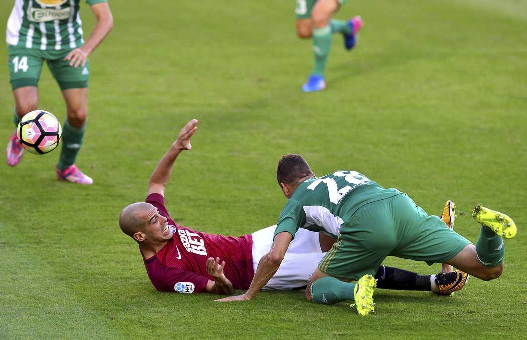 Lukáš Hůlka z Bohemians složil v pokutovém území Tala Ben Chaima, z následné penalty otevřel Lafata skóre