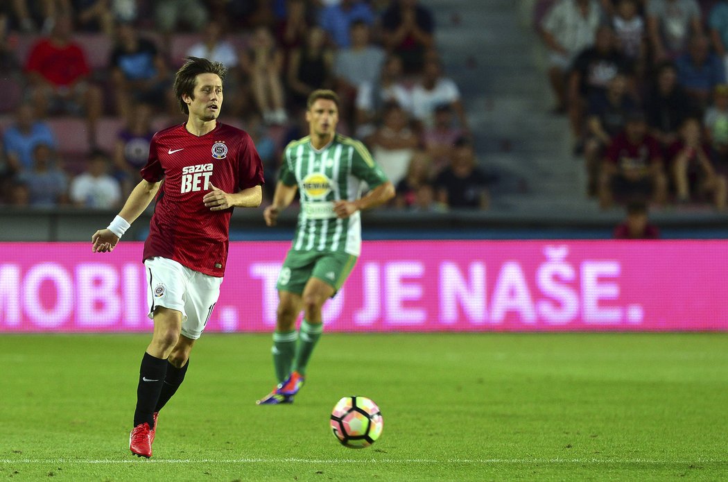 Tomáš Rosický v akci, naposledy hrál soutěžní zápas téměř před rokem