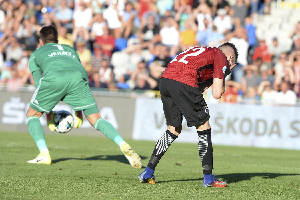 Srdjan Plavšič se drží za hlavu po zahozené šanci