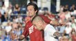 Tomáš Rosický v souboji s Jiřím Fleišmanem z Boleslavi