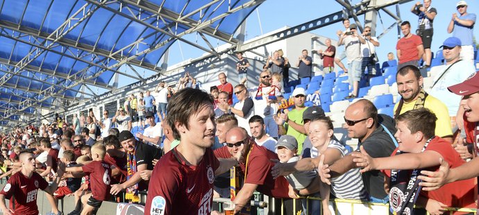 Tomáš Rosický se zdraví s fanoušky po výhře Sparty nad Mladou Boleslaví