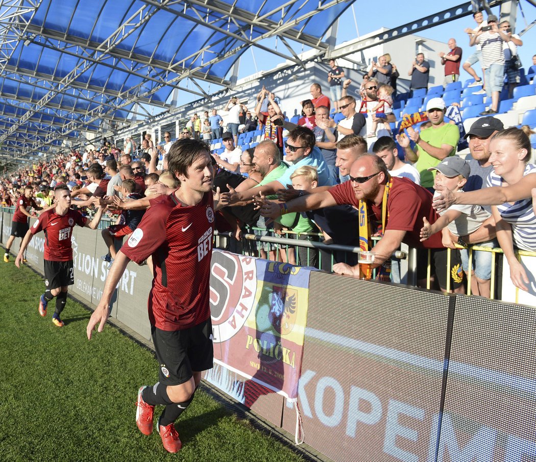 Tomáš Rosický se zdraví s fanoušky po výhře Sparty nad Mladou Boleslaví