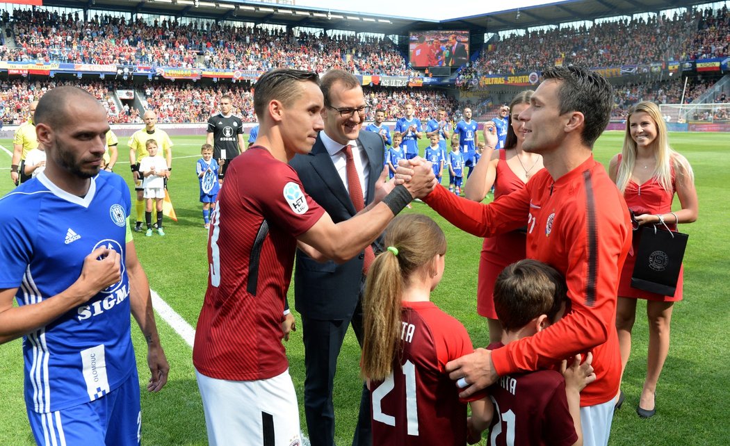 Josef Šural si před úvodním hvizdem podává ruku s Davidem Lafatou