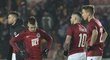 Josef Šural, Nicolae Stanciu a Srdjan Plavšič poté, co Sparta nezvládla derby