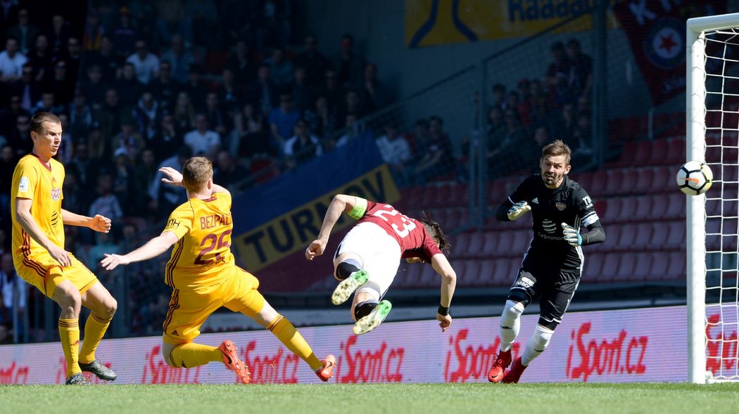 Sparťanský útočník Josef Šural a jeho gólová hlavička proti Dukle