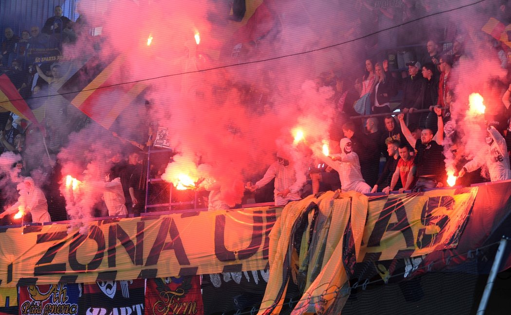 Ultras domácí Sparty v duelu proti Dukle