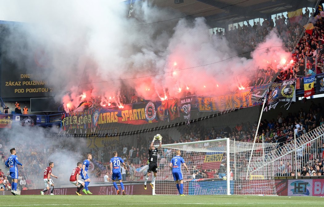 Bouřlivá atmosféra v zápase Sparty proti Olomouci