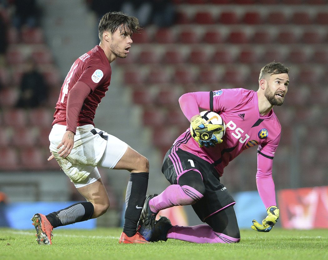 Václav Kadlec a brankář Jihlavy Jan Hanuš