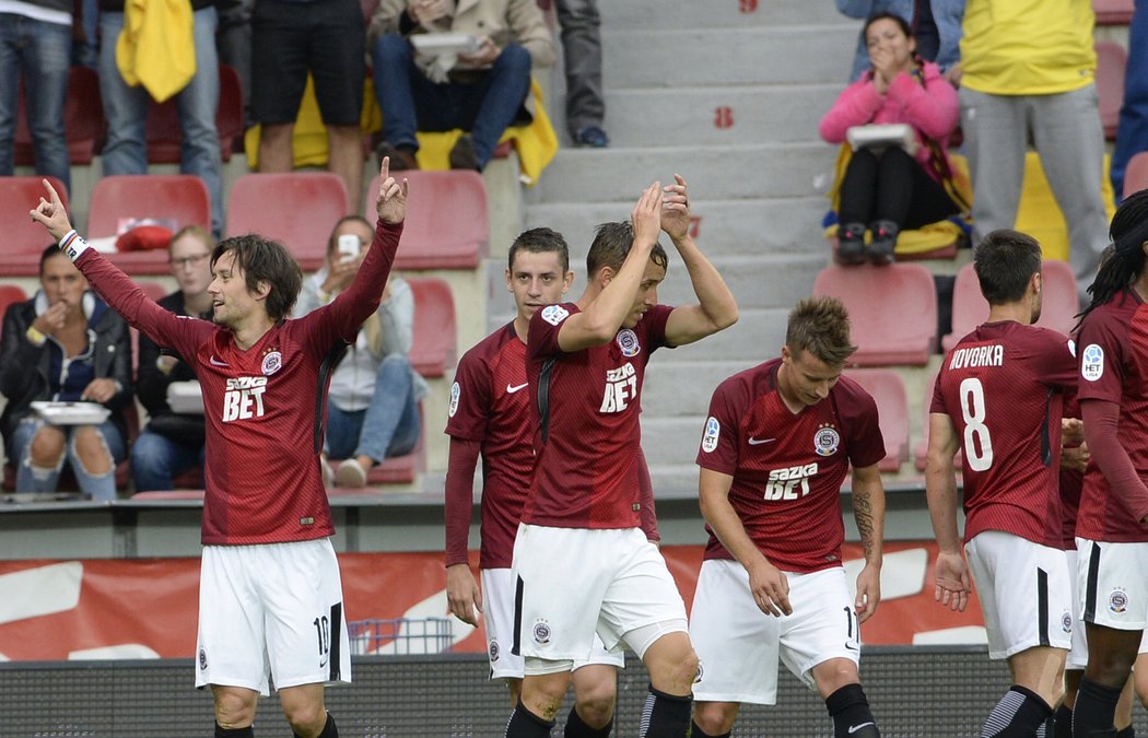 Fotbalisté Sparty slaví gól Tomáše Rosického (vlevo) do sítě Karviné