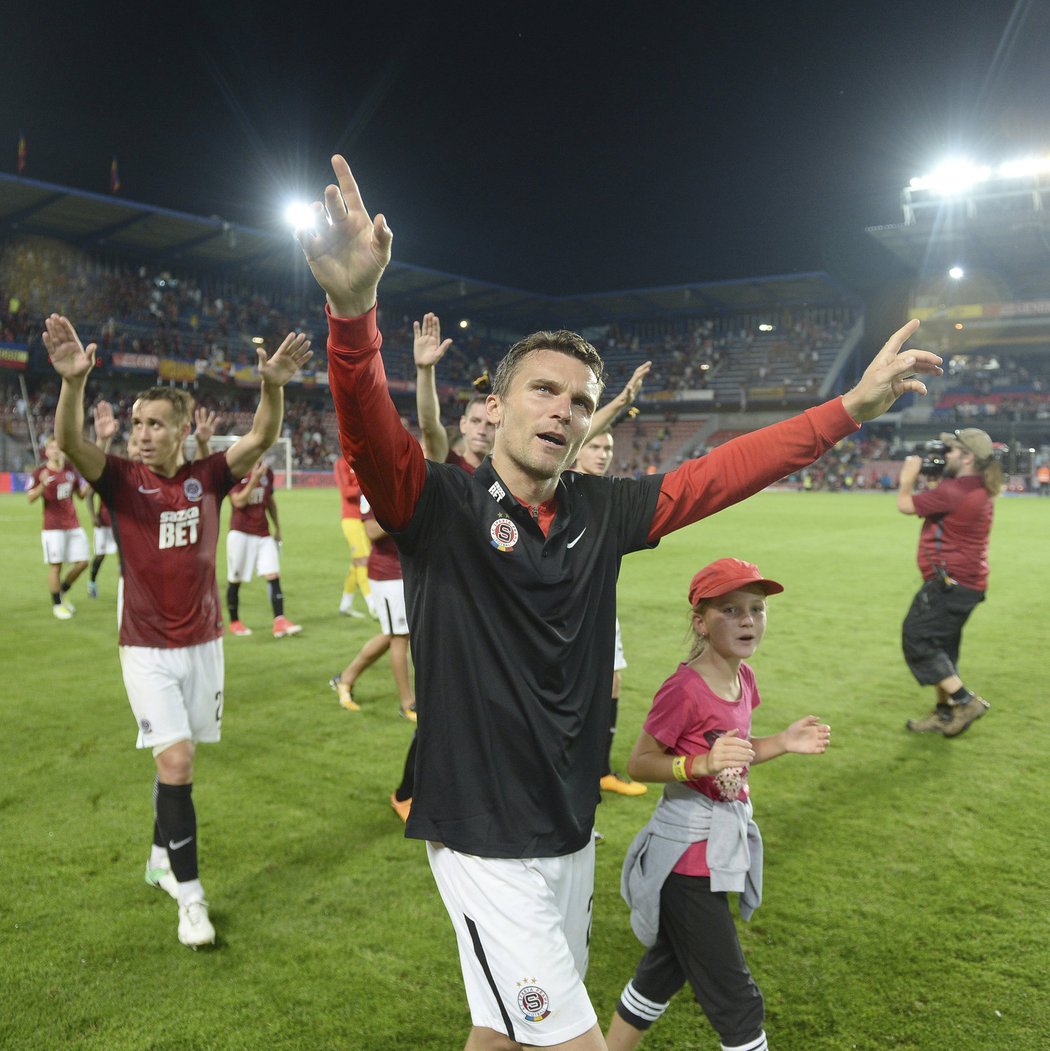 David Lafata děkuje fanouškům po výhře nad Slováckem