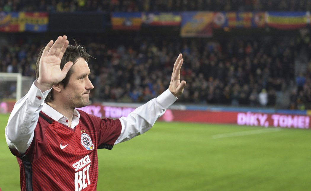 Tomáš Rosický se před zápasem symbolicky rozloučil s kariérou