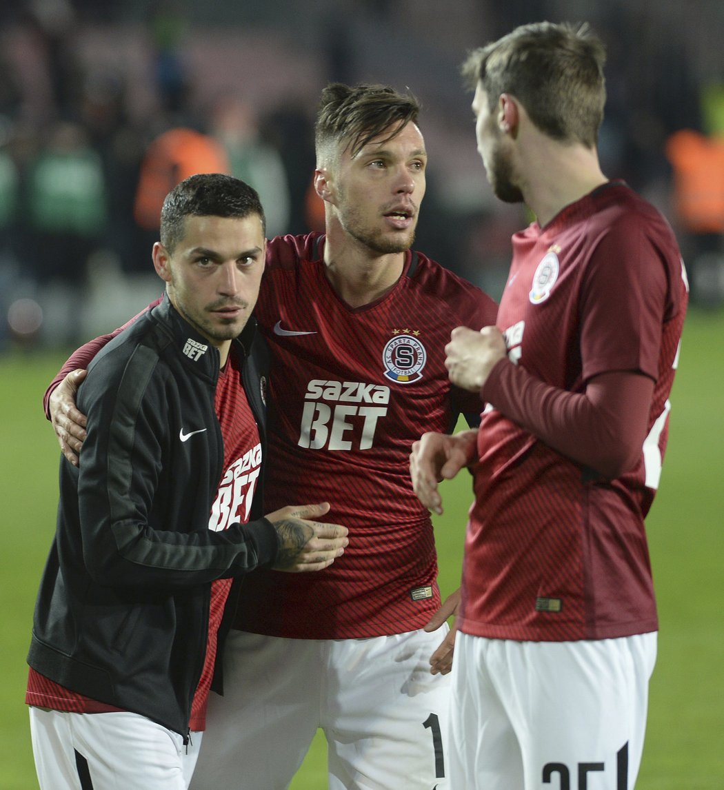 Nicolae Stanciu, Václav Kadlec a Jiří Kulhánek slaví výhru 2:0 nad Libercem