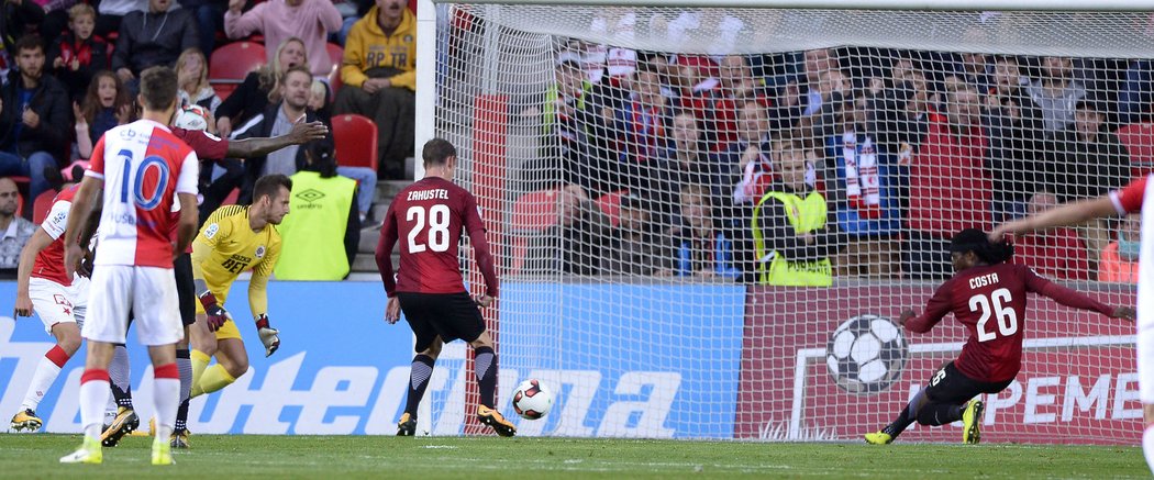 Derby přineslo velmi diskutovatelný moment, Costa vykopával míč už zpoza brankové čáry