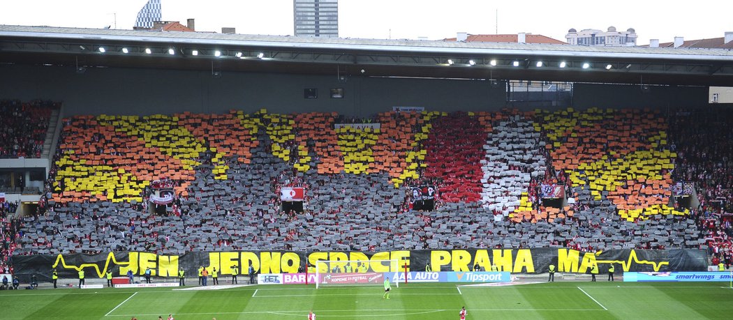 Fanoušci Slavie si připravili choreo přes celou Tribunu Sever