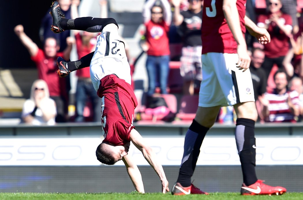 Plavšičova akrobatická oslava gólu na 2:0