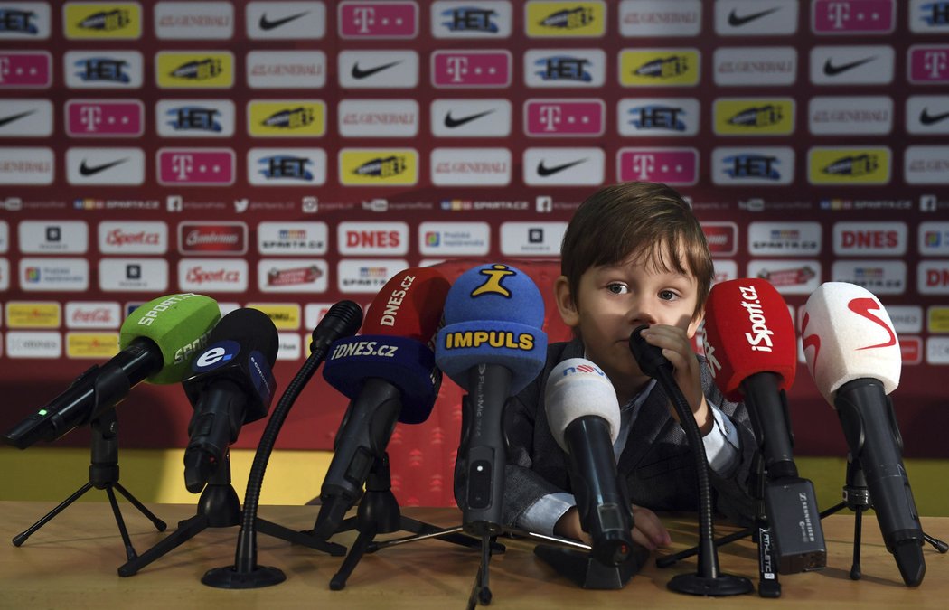 Syn Tomáše Rosického bavil novináře před začátkem tiskové konference