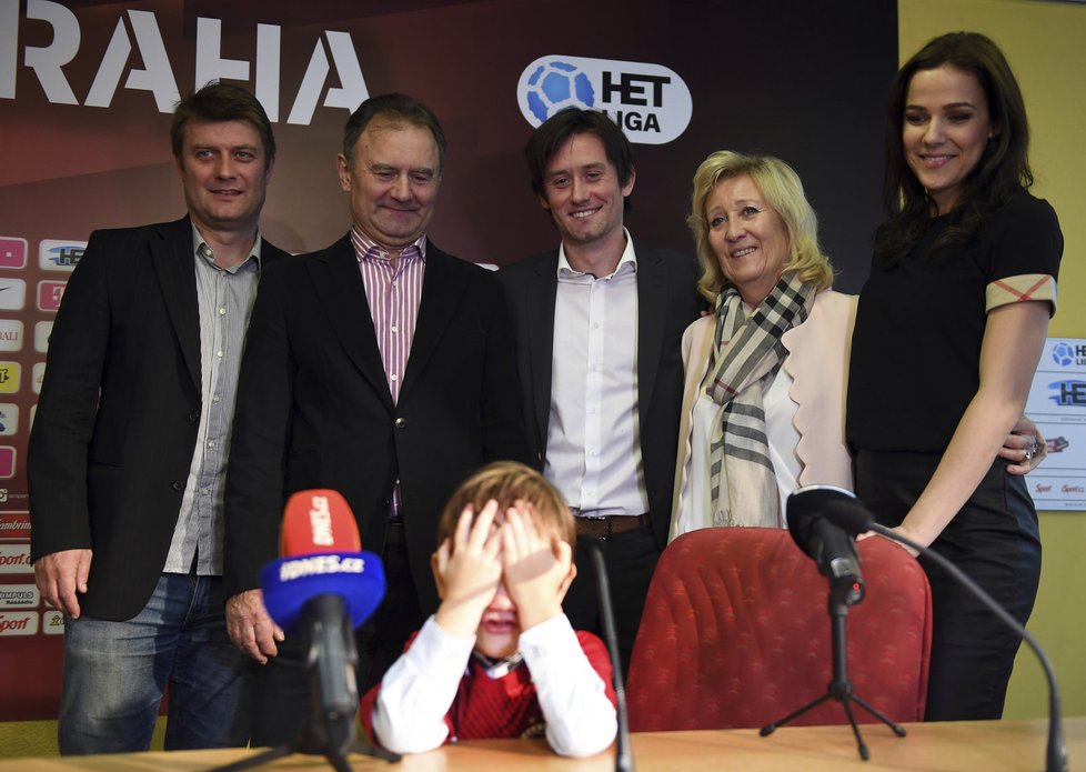 Rodina Tomáše Rosického na tiskové konferenci ke konci jeho kariéry