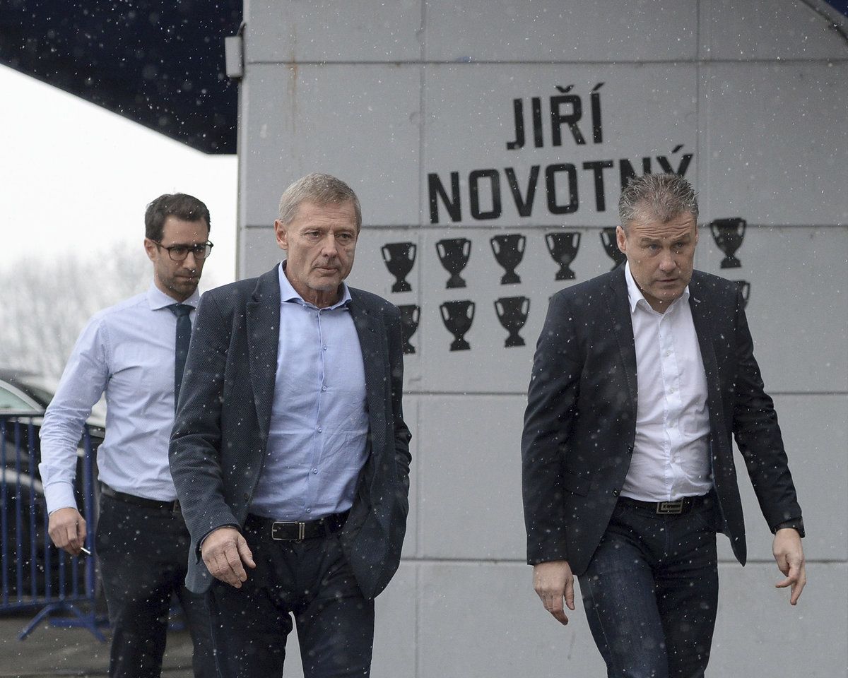 Zdeněk Ščasný a Pavel Hapal přicházejí na tiskovou konferenci