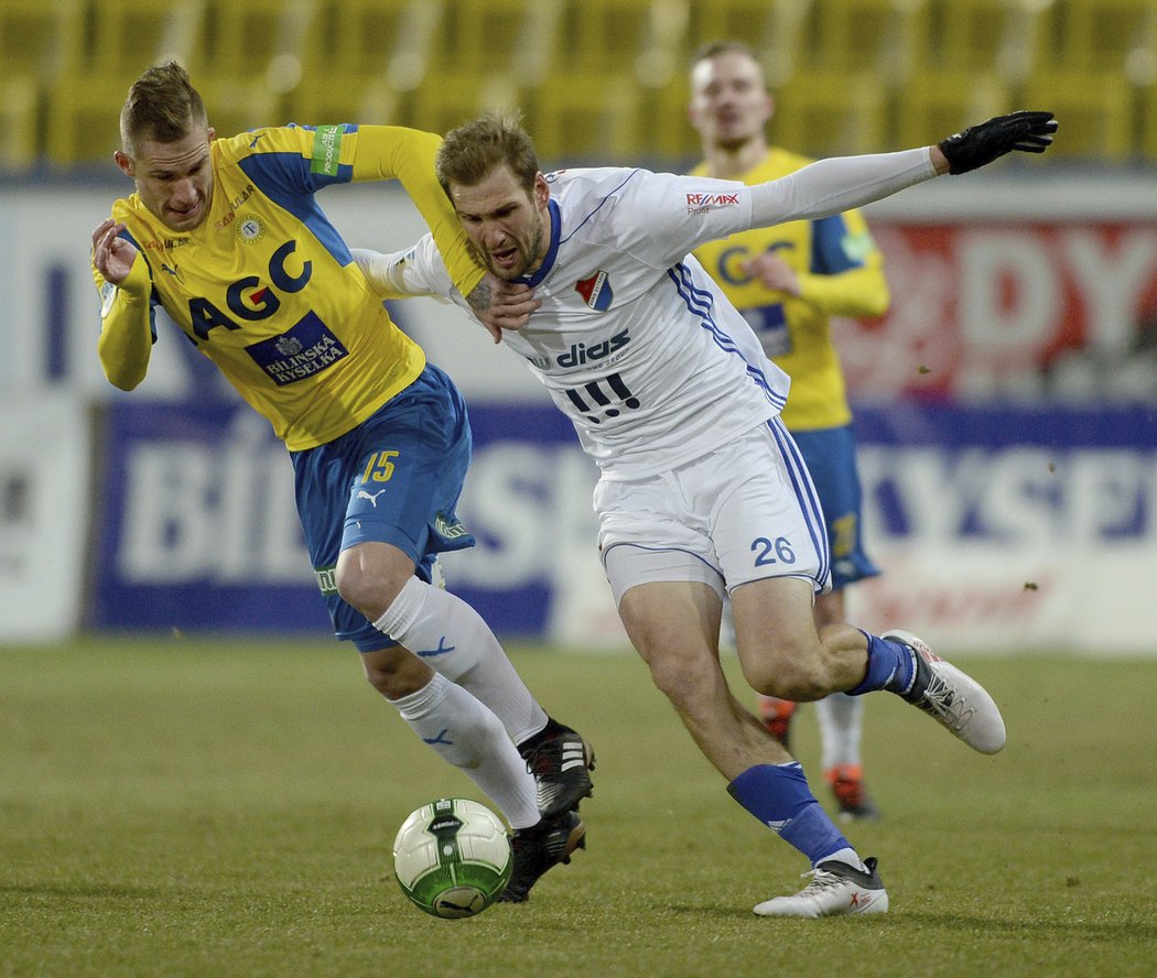 Pavel Čmovš se přetlačuje o míč s Tomášem Poznarem