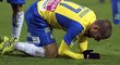 Teplický Tomáš Vondrášek klečí na trávníku po jednom z tvrdých soubojů s fotbalisty Plzně