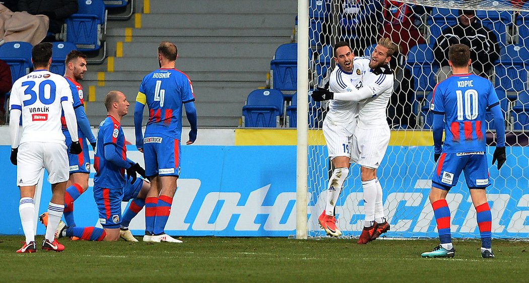 Lukáš Zoubele a Jiří Tlustý se radují z vítězného gólu Jihlavy proti Plzni