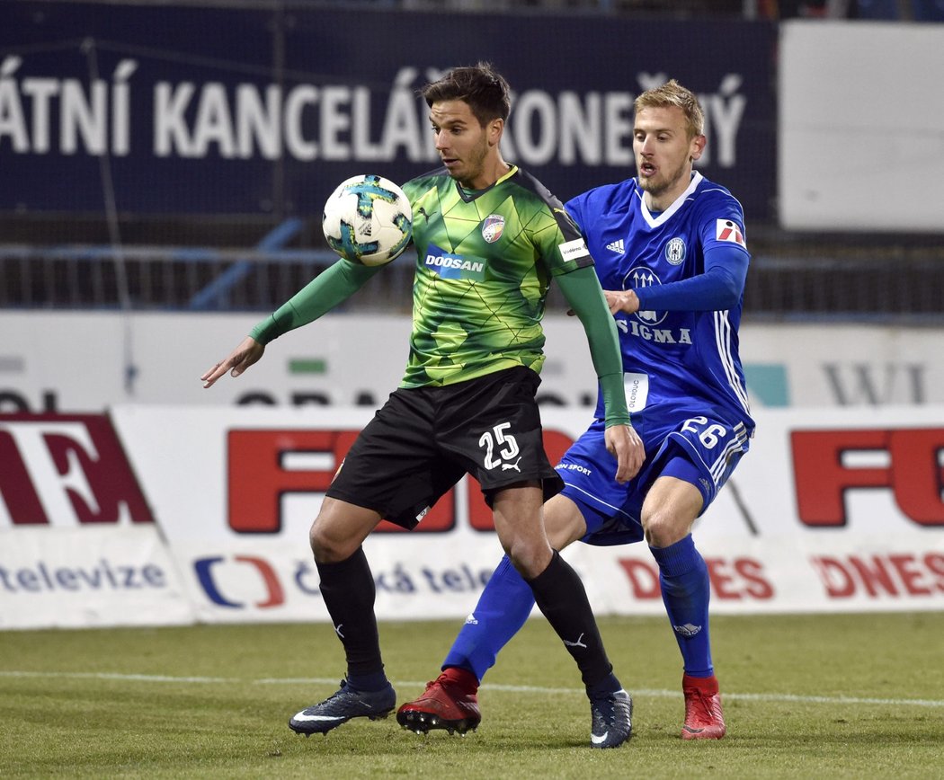 Zleva Aleš Čermák z Plzně a Uroš Radakovič z Olomouce v utkání fotbalové HET ligy