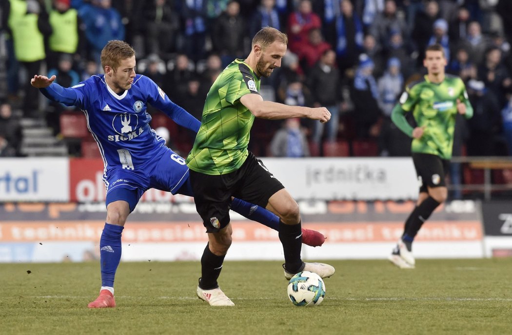 Zleva Jakub Plšek z Olomouce a plzeňský kapitán Roman Hubník v utkání HET ligy