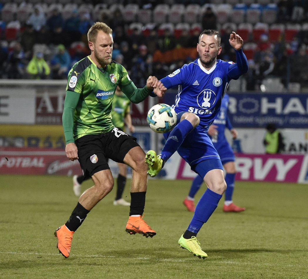 Plzeňský záložník Daniel Kolář v souboji s olomouckým Pavlem Moulisem