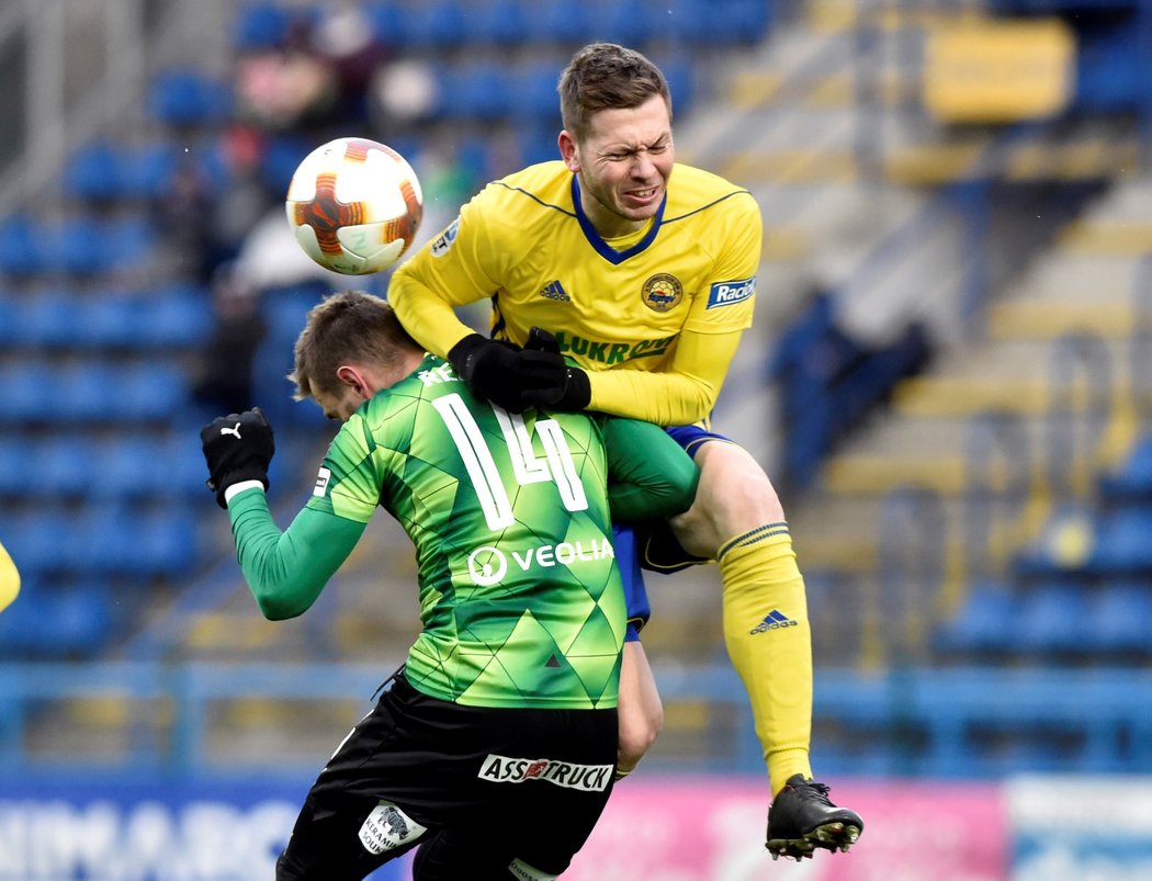 Radim Řezník a Pavel Vyhnal (vpravo) v souboji o míč