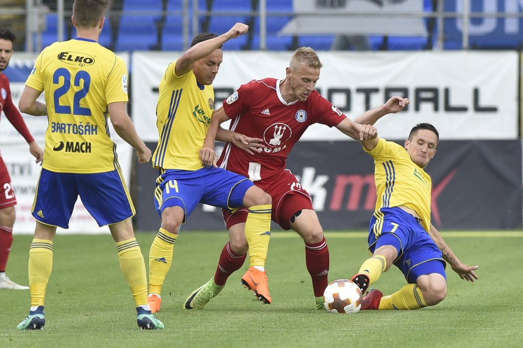 Zleva Lukáš Bartošák a Daniel Holzer (oba ze Zlína), Uroš Radakovič z Olomouce a Lukáš Železník ze Zlína.