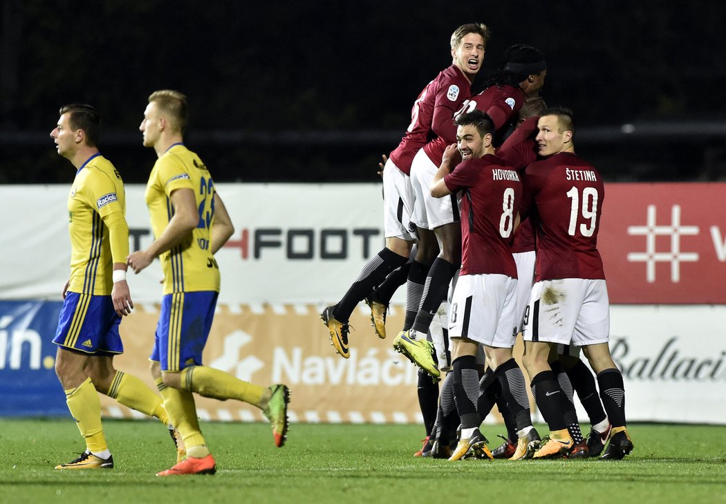 Fotbalisté Sparty se radují z vedoucí branky, kterou v 79. minutě vstřelil rakouský útočník Marc Janko