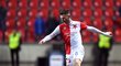 Jaromír Zmrhal ze Slavie v souboji se Stanislavem Dostálem z Bohemians