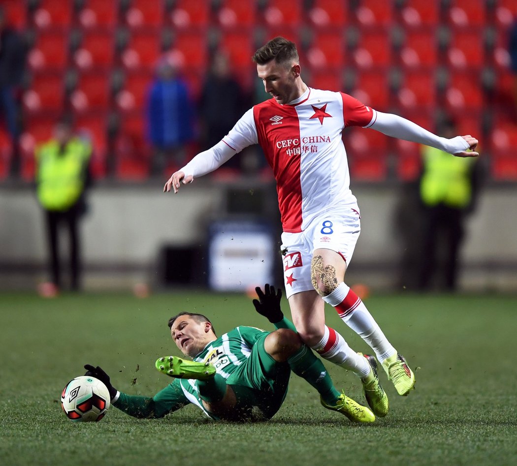 Jaromír Zmrhal ze Slavie v souboji se Stanislavem Dostálem z Bohemians