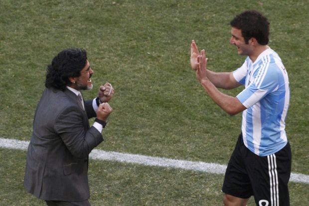 Higuaín se raduje s koučem Maradonou. Higuaín se raduje s koučem Maradonou.