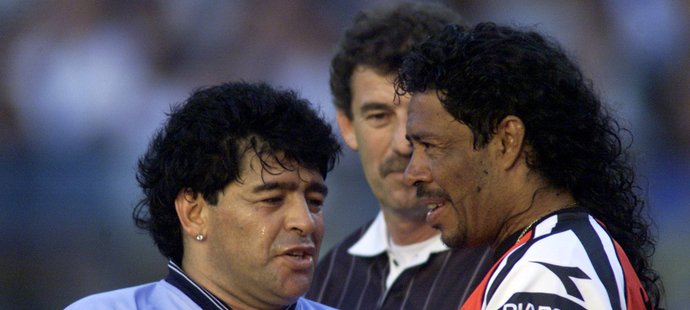 René Higuita (vpravo) s další kontroverzní legendou Diegem Maradonou