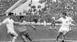 Brazilec Mario Zagallo (druhý zleva) v zápase proti Anglii na MS 1962