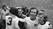 Franz Beckenbauer s parťákem ze zlatého týmu v roce 1974 Jürgenem Grabowským