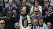 Franz Beckenbauer zvedá trofej pro misty světa v roce 1974