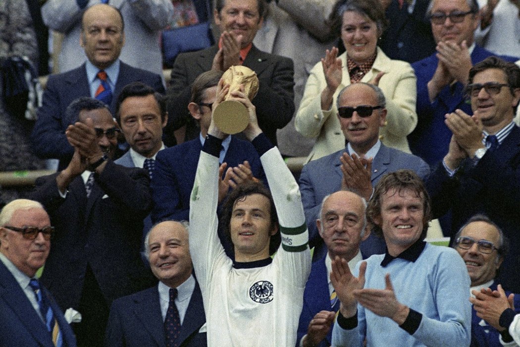 Franz Beckenbauer zvedá trofej pro misty světa v roce 1974