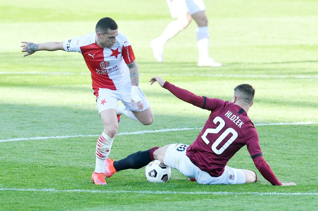 Sparťanský záložník v souboji se záložníkem Slavie Nicem Stanciem