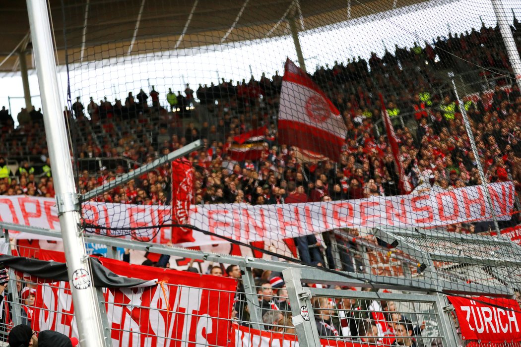 Fanoušci Bayernu způsobili skoro půlhodinové přerušení zápasu