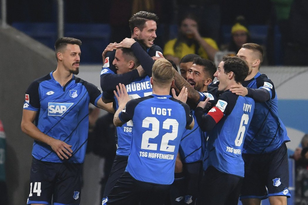 Radost hráčů Hoffenheimu po vstřelení branky do sítě Dortmundu