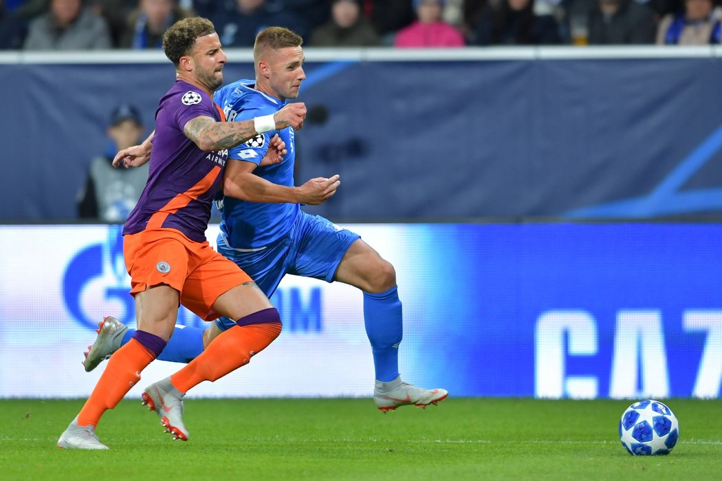 Sprinterský souboj Pavla Kadeřábka a Kylea Walkera z Manchesteru City