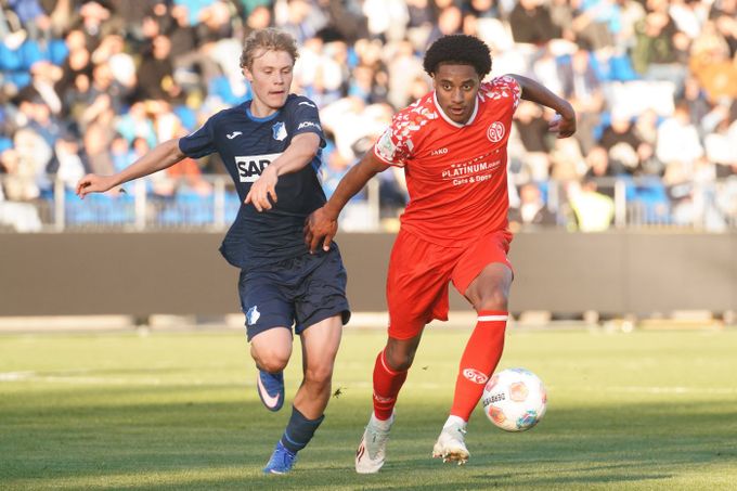 Složité téma: Slavia jeho odchod nesla těžce, teď český talent (18) hraje o velkou trofej Složité téma: Slavia jeho odchod nesla těžce, teď český talent (18) hraje o velkou trofej